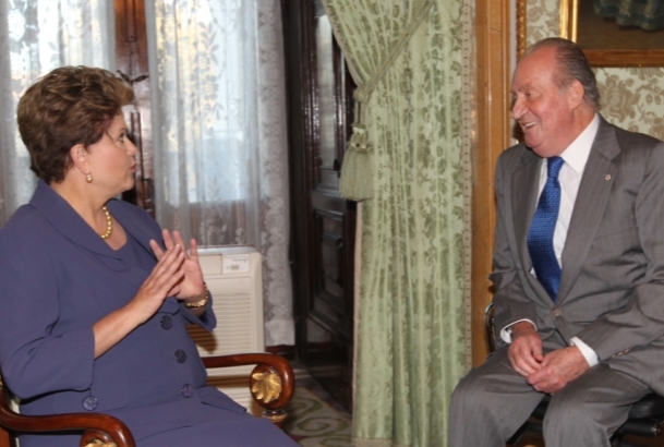 Don Juan Carlos durante el encuentro mantenido antes del almuerzo con la Presidenta de Brasil, Dilma Rousseff